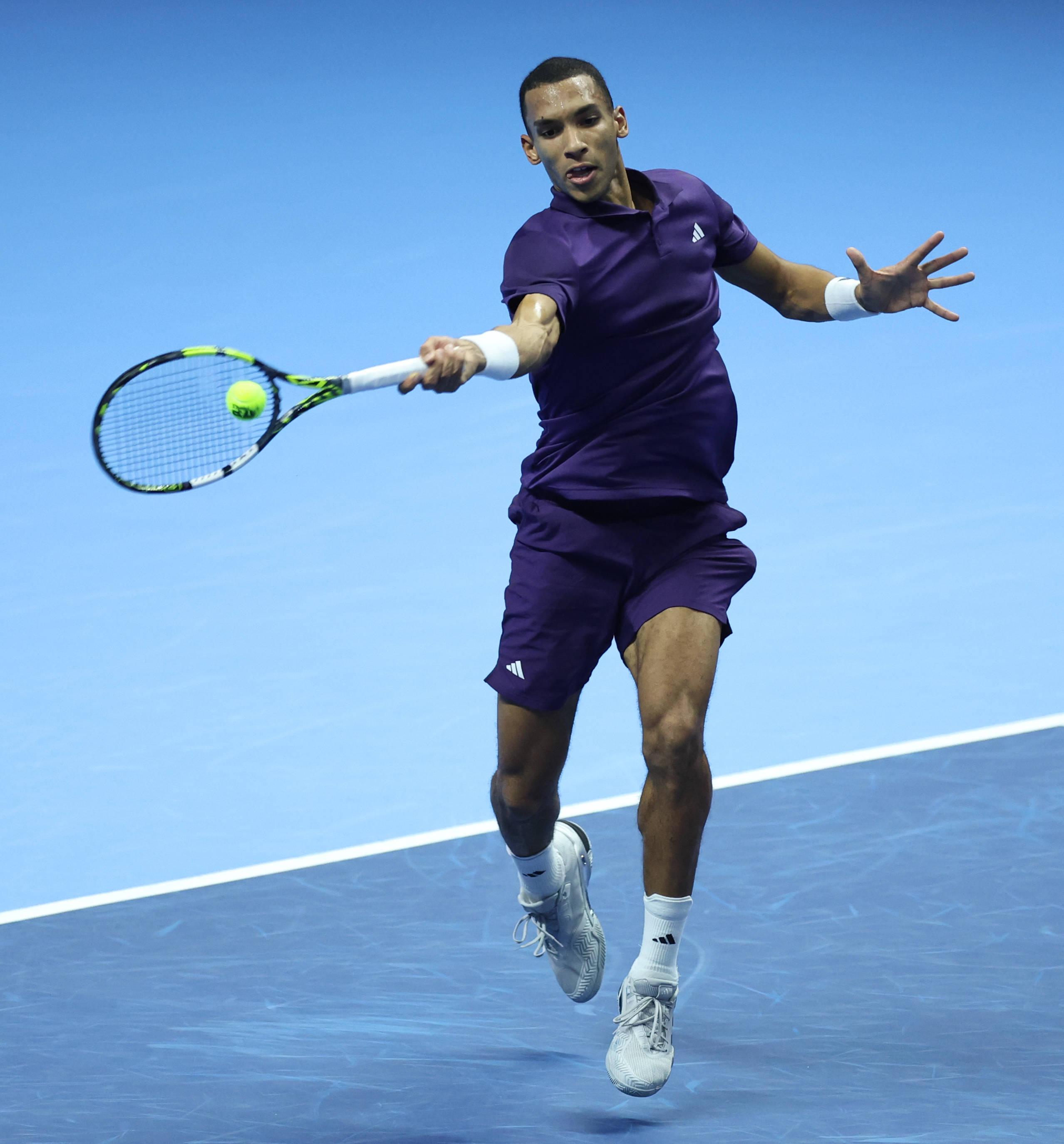 （体育）网球——ATP年终总决赛：奥热-阿利亚西姆胜兹韦列夫