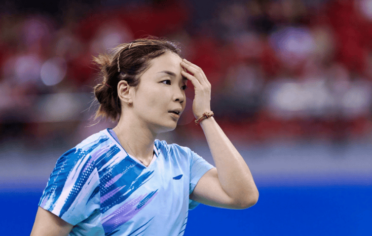 再见！中国羽毛球三位世界冠军同一天告别，一人哭着亲吻场地