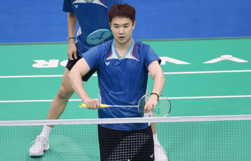 再见！中国羽毛球三位世界冠军同一天告别，一人哭着亲吻场地