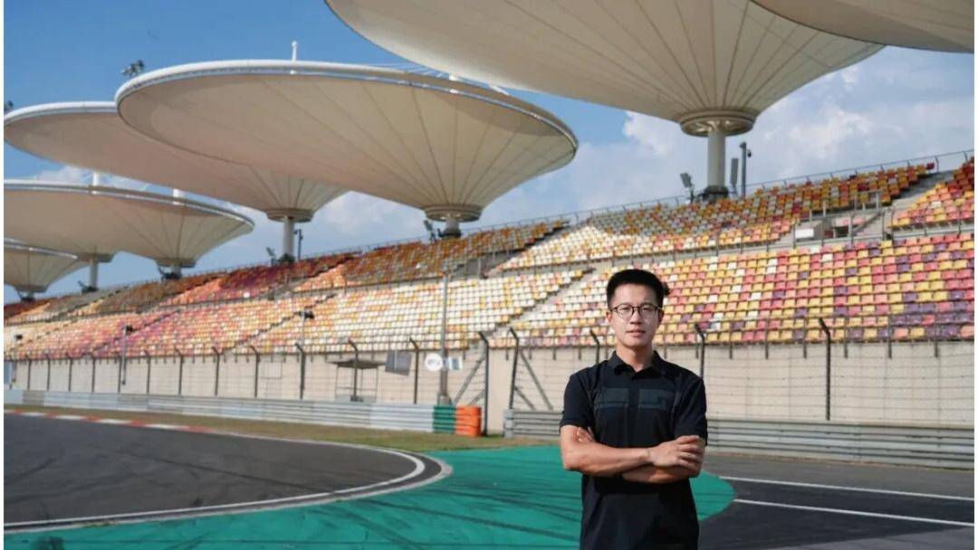 你敢信吗？上海一个F1后勤，干出百万粉丝，能塞满5个赛车场