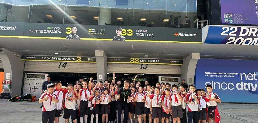 你敢信吗？上海一个F1后勤，干出百万粉丝，能塞满5个赛车场